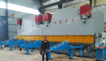 燈桿系統(tǒng)數控雙機聯(lián)動折彎機